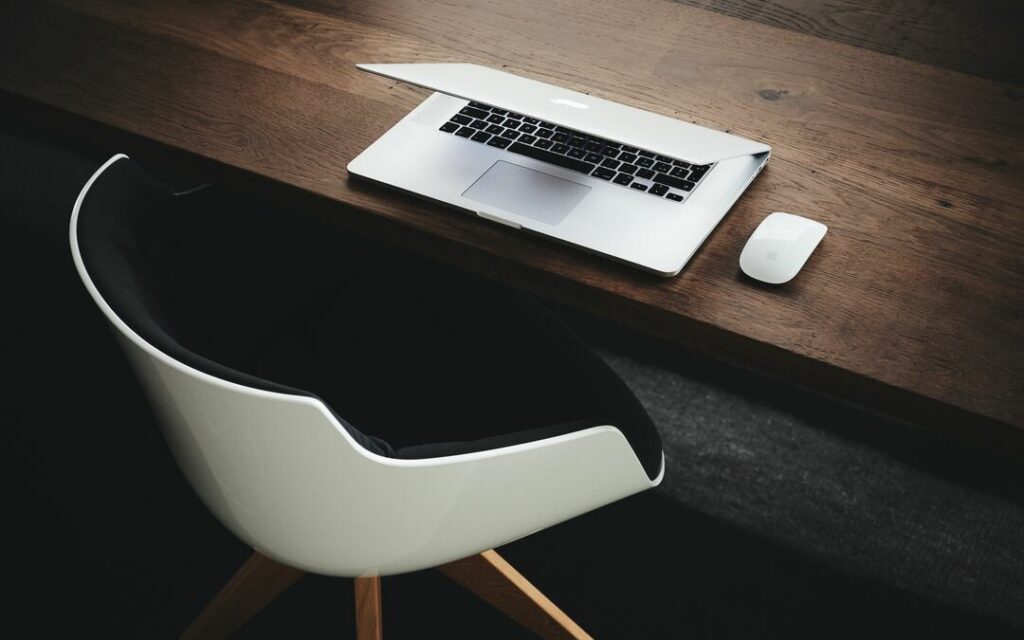 The Art of Out of Office: Managing Absences Professionally 